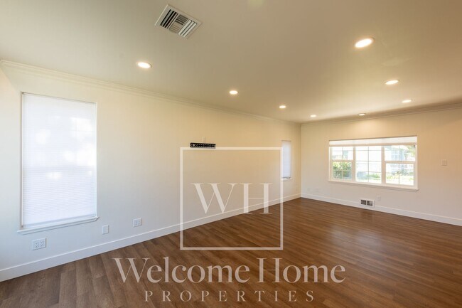 Building Photo - Updated 2 Bed Home with Detached Office & Fenced Yard