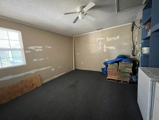 Building Photo - $1,695 ** Annual Lease ** 3 Bedroom / 2 Ba...