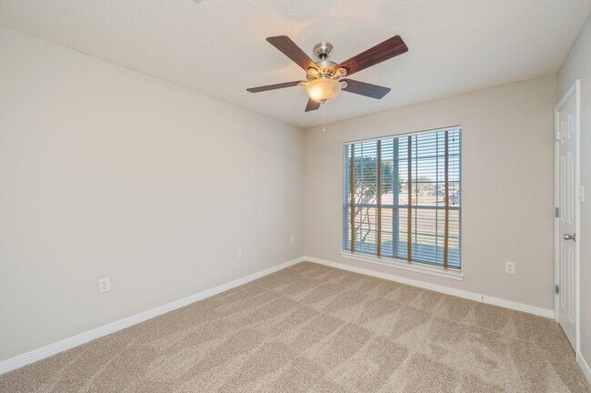 Building Photo - 546 Tikell Dr