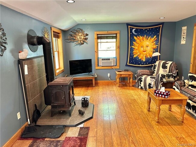 Building Photo - 29 Dymond Rd