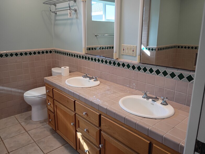 Primary bathroom - 1519 Altamont Ave