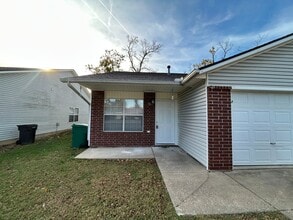 Building Photo - Duplex with Garage - Minutes from Downtown...