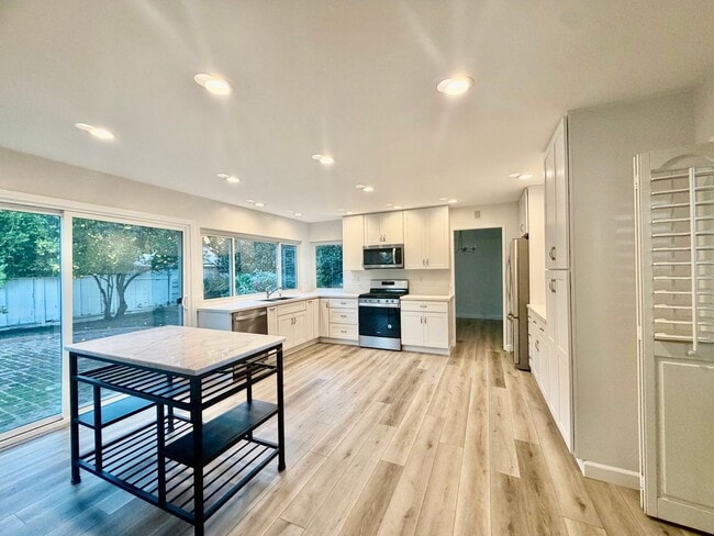 Building Photo - Welcome to this beautiful 4 bedroom home in the highly desirable "Port Streets" of Newport Beach