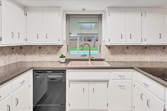 Building Photo - 9502 Castlewood Dr