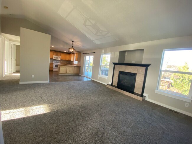 Building Photo - Beautiful 4-bedroom 2.5 bath home located ...