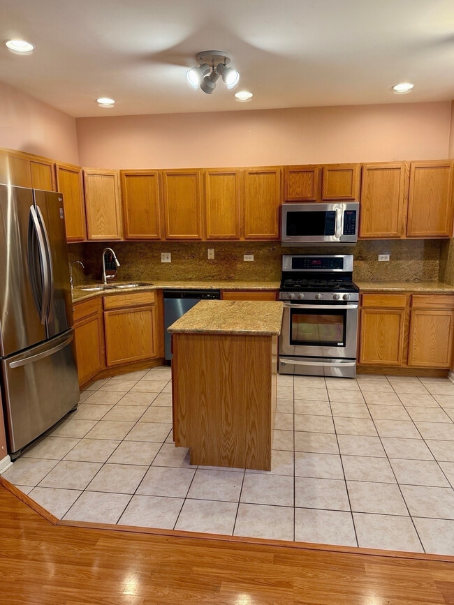 Building Photo - 600 Creekside Cir