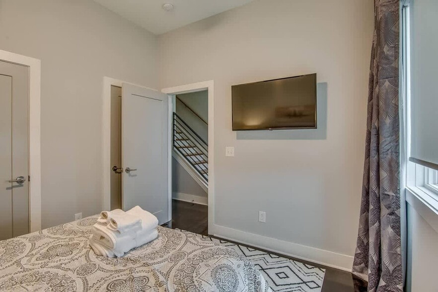 Primary Photo - 1122 Argyle Ave