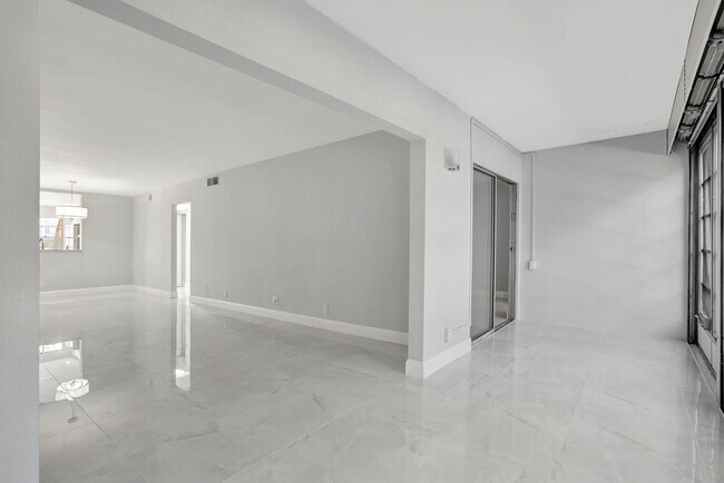 Building Photo - 2202 Lucaya Bend