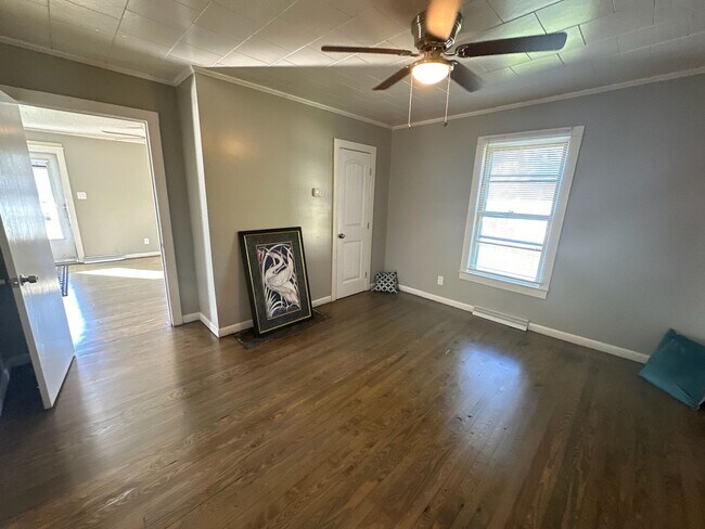 Building Photo - 2 Bed House w/ Wooden floors, Large Front porch, Central HVAC & Huge yard!