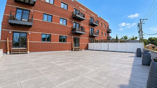 Building Photo - 6005 N Kimball Ave