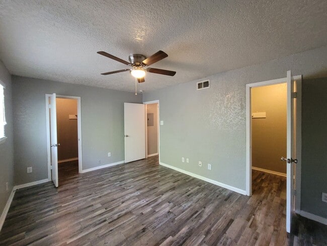 Building Photo - Fantastic price for this upstairs 1 bedroom apartment in Balcones Heights
