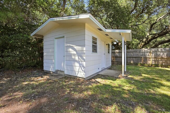 Building Photo - 338 Coral Dr SW