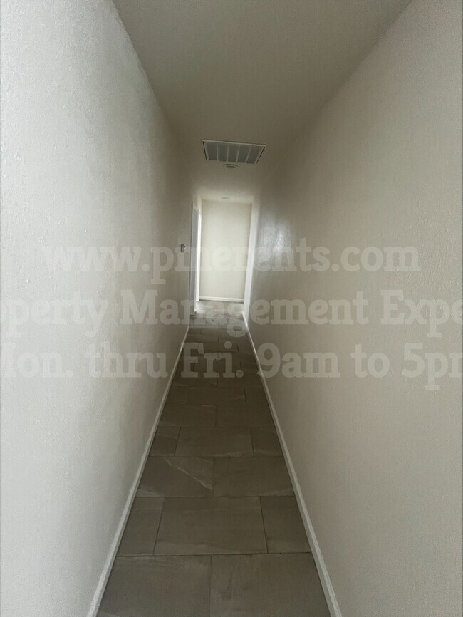 Building Photo - 2206 Buena Vista Ave