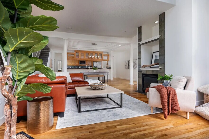 Building Photo - 852 SW Broadway Dr