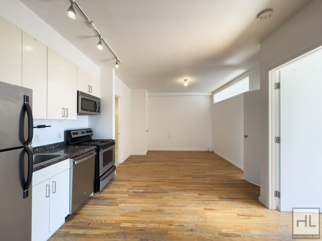 Building Photo - Spacious Sunlit 2-Bed 1-Bath / Great Bushw...
