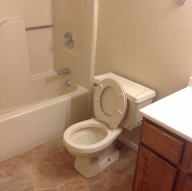 Building Photo - AVAILABLE NOW - NO SECURITY DEPOSIT REQUIRED