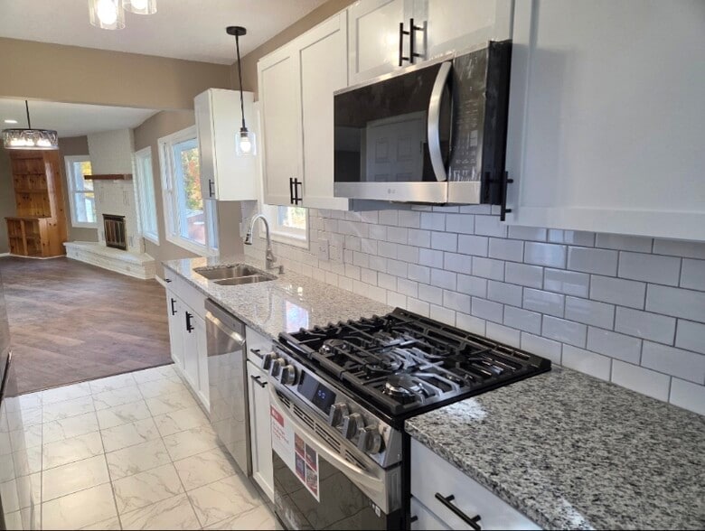 Building Photo - 3311 Interlachen Dr NE