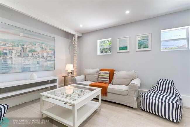 Building Photo - 1704 SW 4th Ct