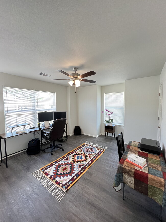 Building Photo - 1018 S Benchmark Ln