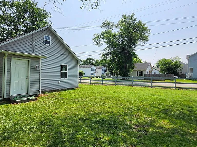 Building Photo - 320 3rd St