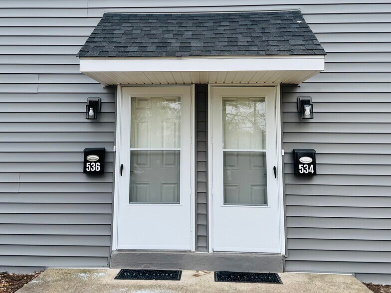 Private entrance - 534 Kalmia St