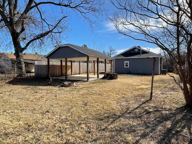 Building Photo - Updated and Spacious 2 bed 2 bath in the P...