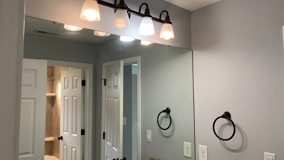 Building Photo - Room in House on Pineland Cir