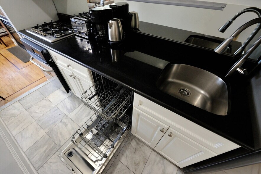 Building Photo - 468W W 47th St