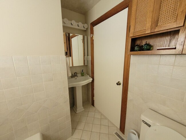 Building Photo - Tri level 3b2b home for rent with fenced i...