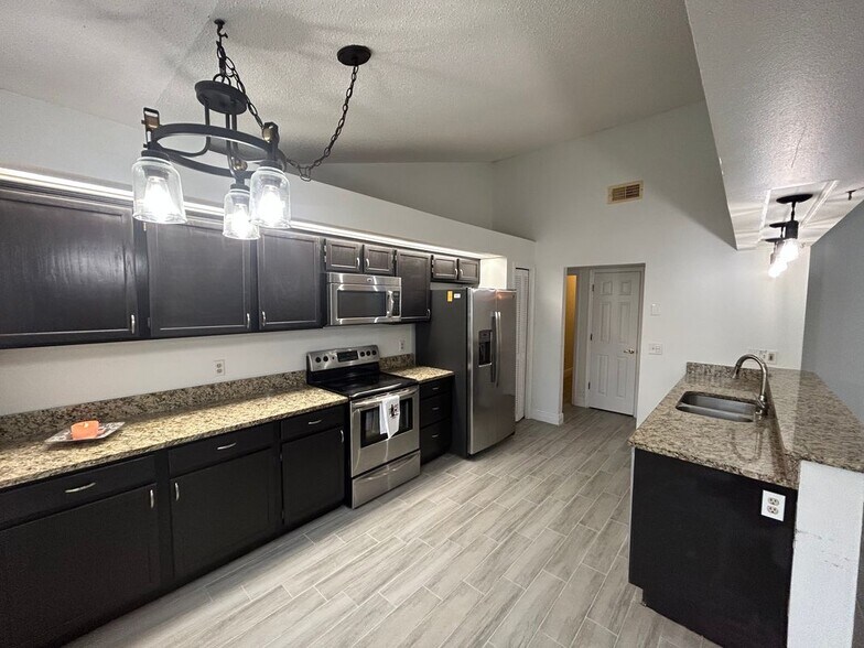 Building Photo - 580 Carrigan Ave