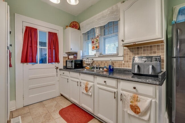 Building Photo - Coming Soon!! Charming 3 bed 2 Bath | Sunroom + Garage + Patio | Summer Special !