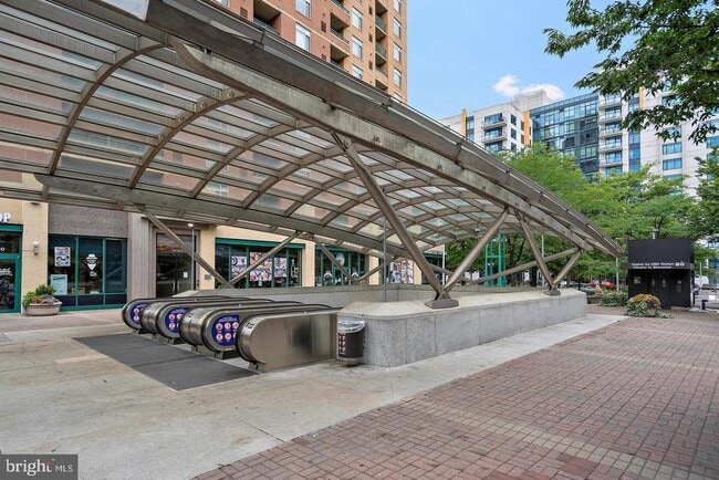 Building Photo - 901 N Monroe St