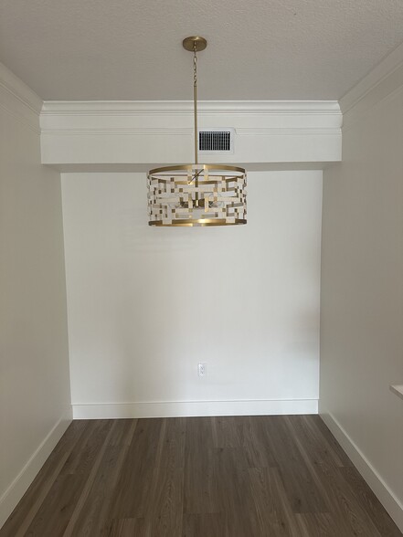 Designer Lighting/ Dining Room - 9845 Baywinds Dr