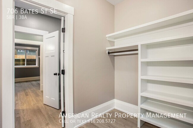 Building Photo - 706 Bates St SE