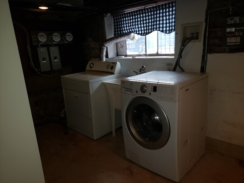 Laundry - 1413 W Ritner St