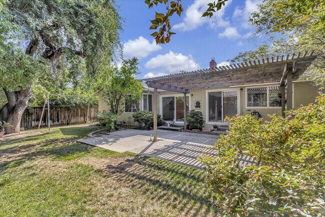 Building Photo - Great Location! Great Schools! Month to Mo...