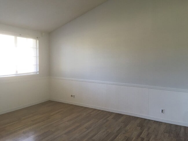 Building Photo - East Ventura - Three bedroom Townhome in R...
