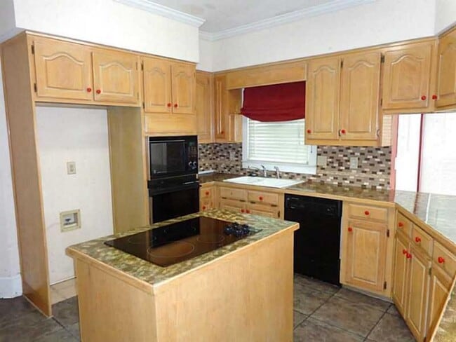 Building Photo - 5 Bedroom finished basement home in Marietta