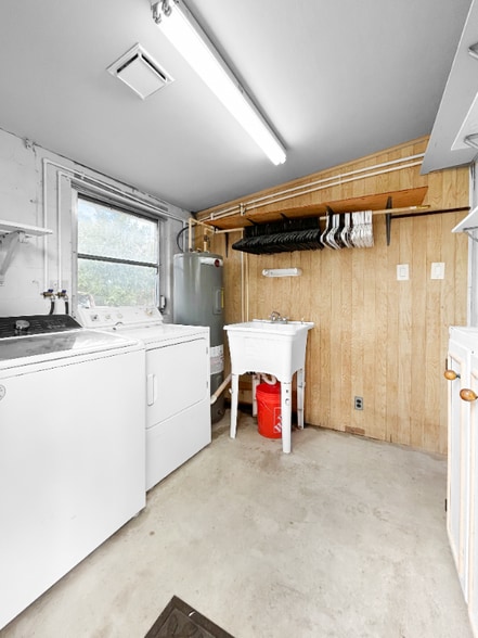 Building Photo - 8405 Aero Ave