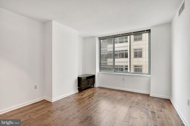 Building Photo - 851 N Glebe Rd