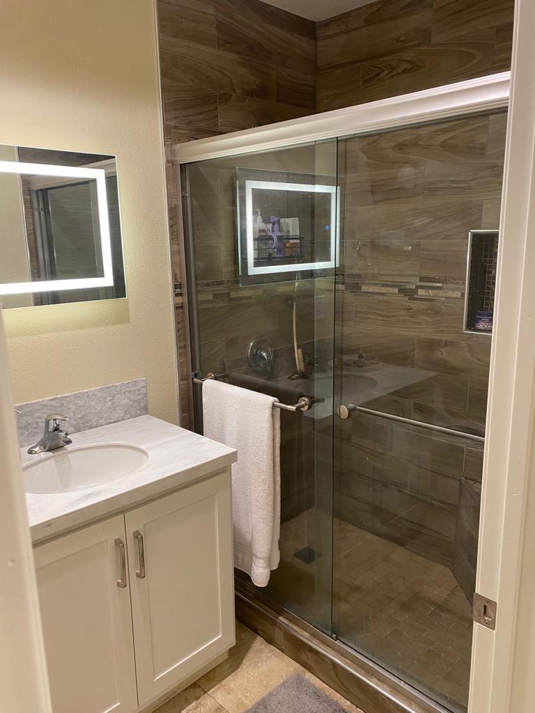 Private shower - 21555 Calle Monaco