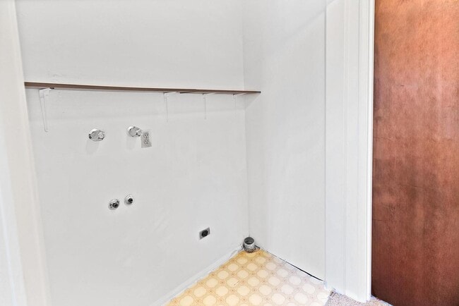 Building Photo - 2 Bedroom Condo near CMU