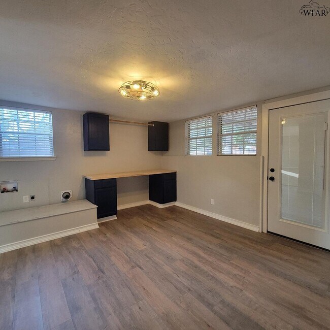 Building Photo - 4444 Phillips Dr