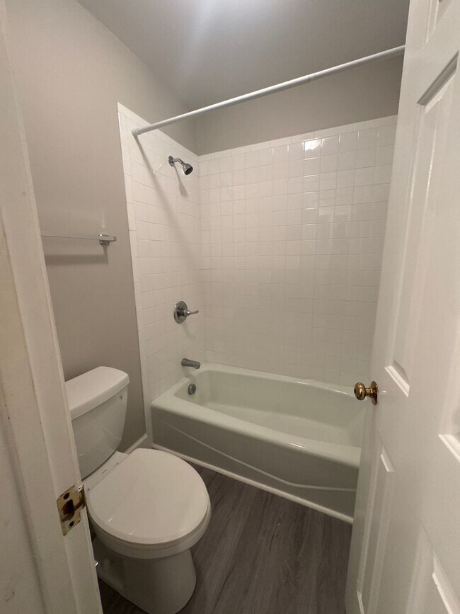 Building Photo - Spacious and inviting 3-bedroom