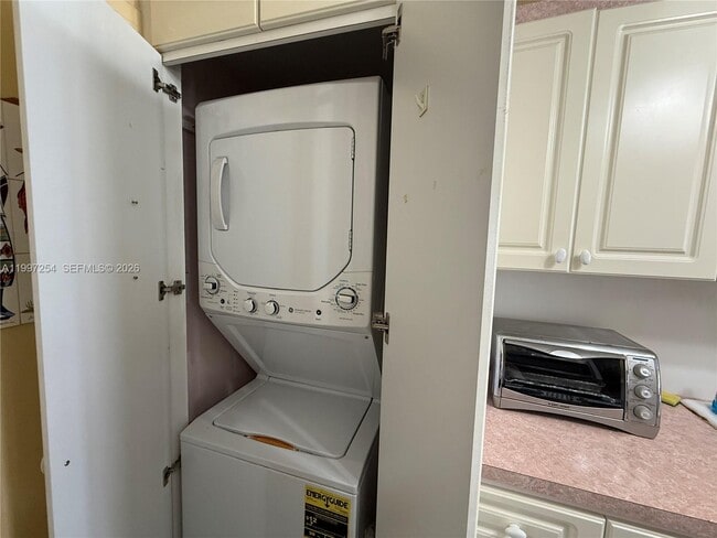 Building Photo - 100 Lincoln Rd