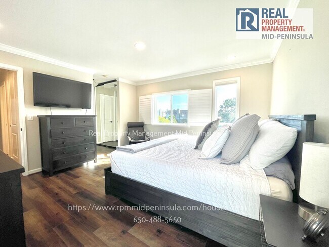 Building Photo - Stunning 2 Bedroom 1.5 Bathroom Waterfront Townhome in Foster City