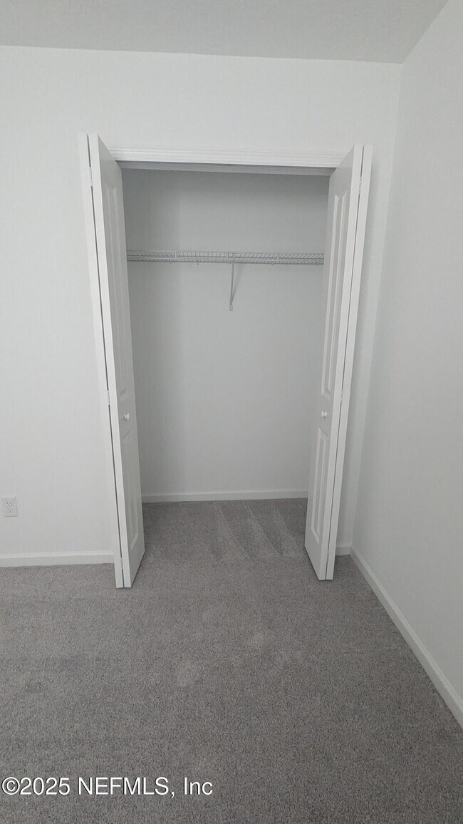 Building Photo - 542 Holly Lks Dr