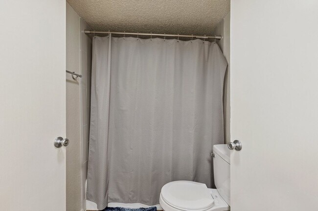 Building Photo - Spacious Condo for Rent Near Shopping