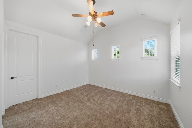 Building Photo - 33 Combwell Garden
