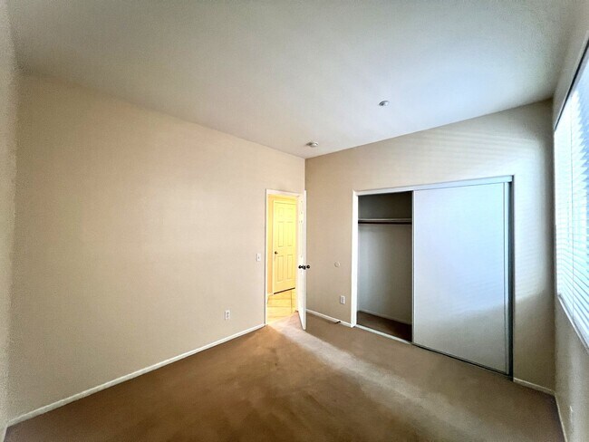 Building Photo - Beautiful 4 Bedroom, 3 Baths Single Family Home In North Fontana for Lease